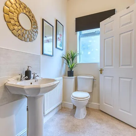 Lovely 2 Bedroom - Sleeps 9 * Bristol