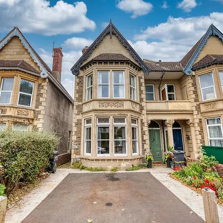 Lovely 2 Bedroom - Sleeps 9 Bristol