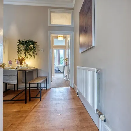 Lovely 2 Bedroom - Sleeps 9 *
