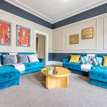 Lovely 2 Bedroom - Sleeps 9 Apartment *