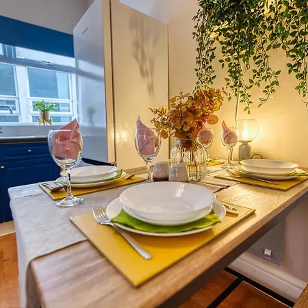 Lovely 2 Bedroom - Sleeps 9 Bristol