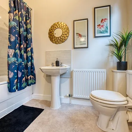 Lovely 2 Bedroom - Sleeps 9 Apartment