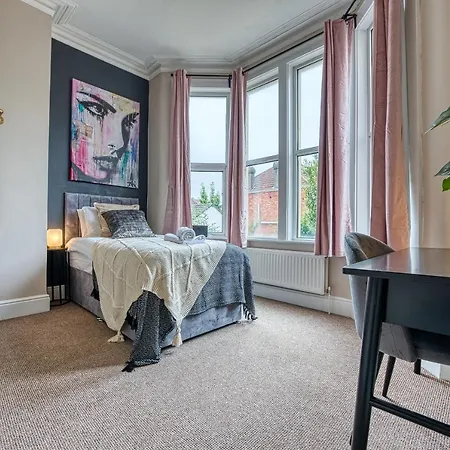 Lovely 2 Bedroom - Sleeps 9 *