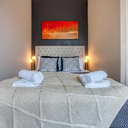 Lovely 2 Bedroom - Sleeps 9 Apartment