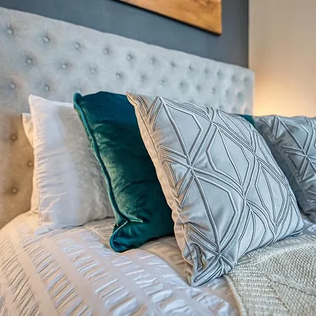 Lovely 2 Bedroom - Sleeps 9 Bristol