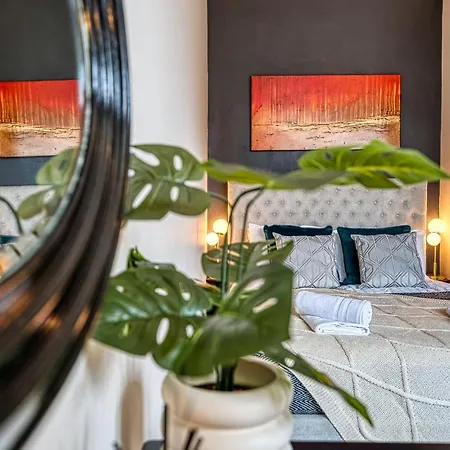 Lovely 2 Bedroom - Sleeps 9 Apartment