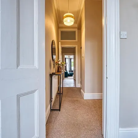 Lovely 2 Bedroom - Sleeps 9 Apartment Bristol