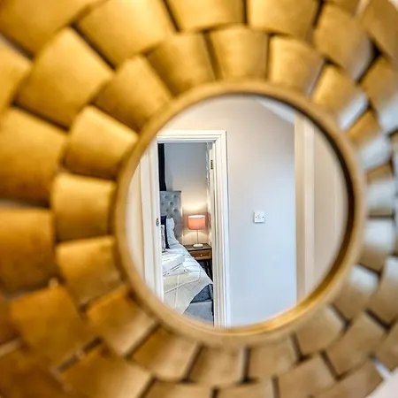 Lovely 2 Bedroom - Sleeps 9 Apartment Bristol