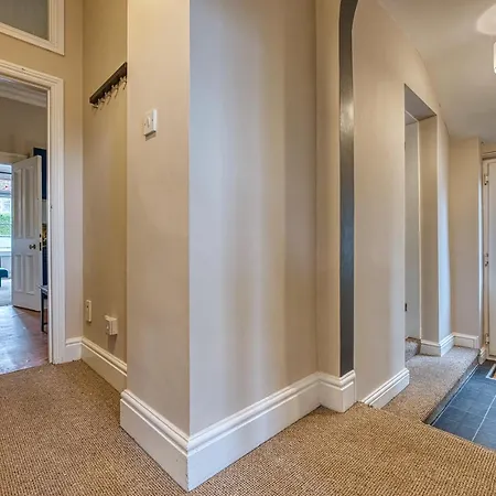 Lovely 2 Bedroom - Sleeps 9 Apartment *