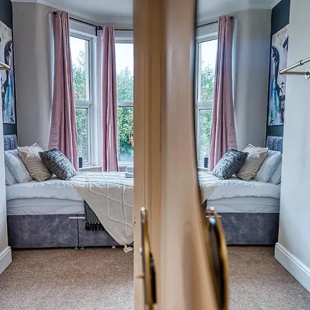 Apartment Lovely 2 Bedroom - Sleeps 9 Bristol