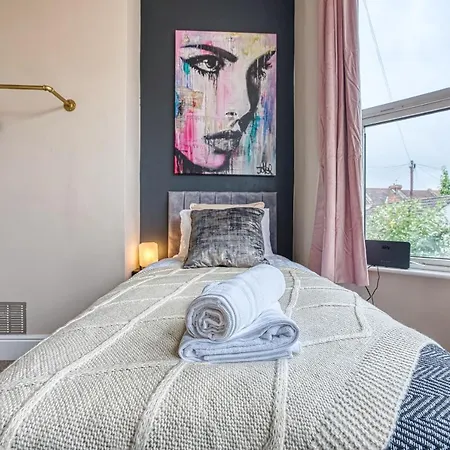 Lovely 2 Bedroom - Sleeps 9 Apartment Bristol