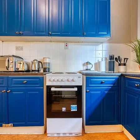 Lovely 2 Bedroom - Sleeps 9 Bristol
