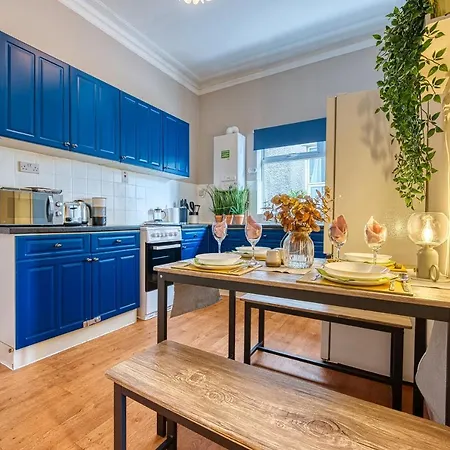 Apartment Lovely 2 Bedroom - Sleeps 9 *