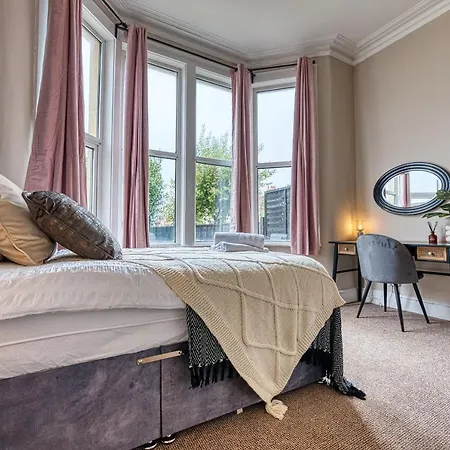 Apartment Lovely 2 Bedroom - Sleeps 9 *